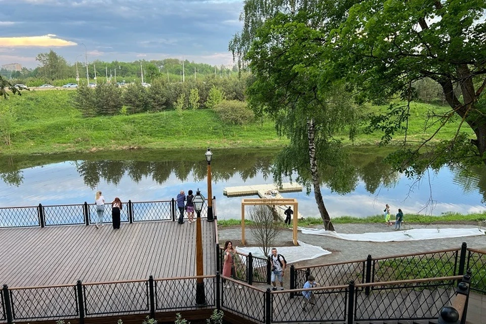 В Рыбинске на берегу реки Черемуха доделывают причал для катамаранов.
