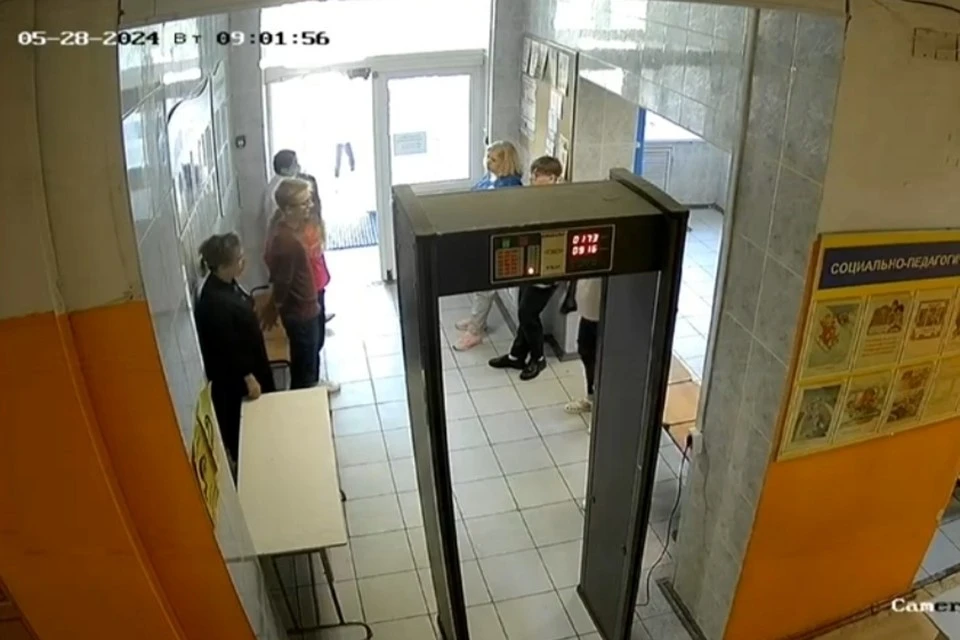 Фрагмент видео с пункта досмотра внутри школы.
