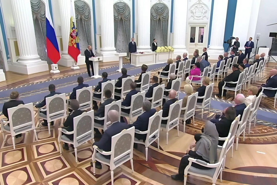 Президент Владимир Путин наградил худрука Мариинского театра Валерия Гергиева орденом «За заслуги перед Отечеством» II степени.
