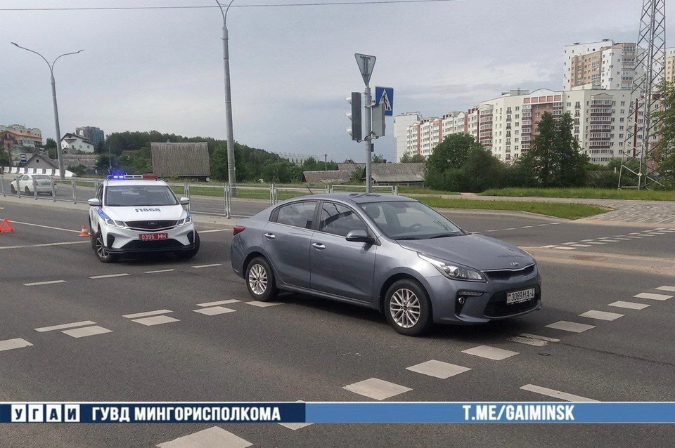 В Минске водитель машины сбил двух школьников, которые перебегали дорогу на красный свет. Фото: телеграм-канал УГАИ ГУВД Мингорисполкома