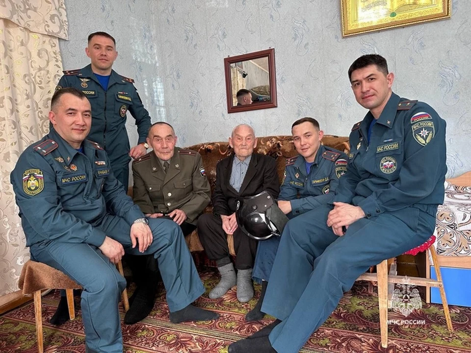 Традицию службы в пожарной охране заложил Абдрафик Кунакбаев (в центре), которому в этом году исполнилось 96 лет. Фото: МЧС по РБ