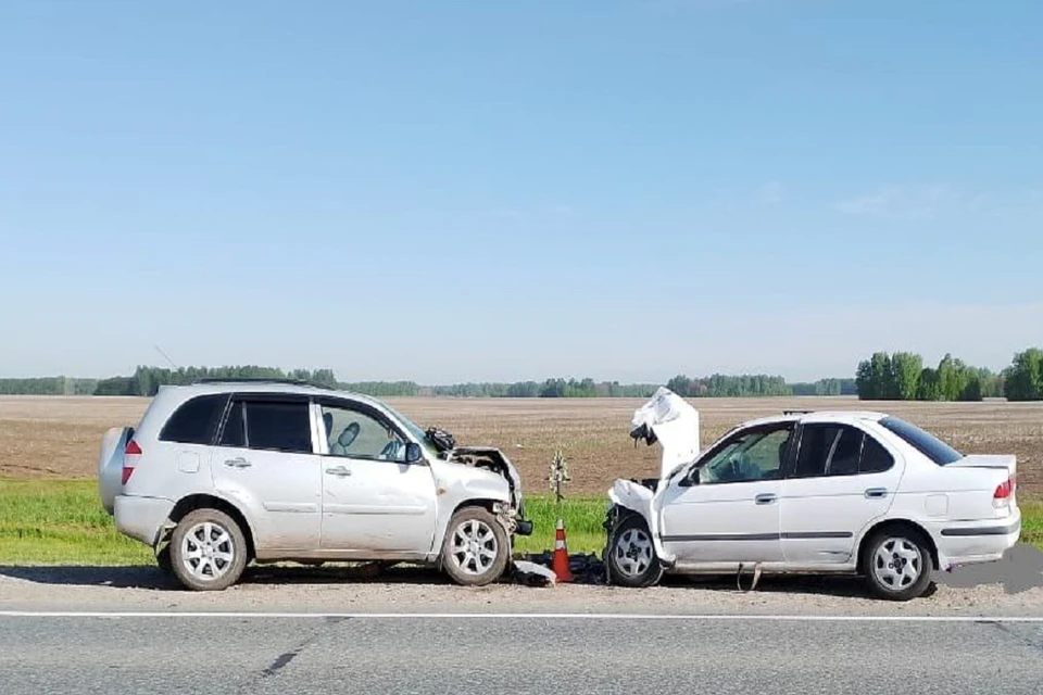 На трассе в Новосибирской области в жёстком ДТП погибла пассажирка «Ниссана». Фото: ГИБДД по Новосибирской области.