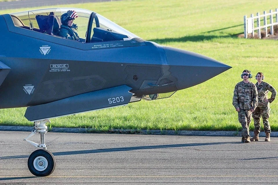 Два F-35 совершили экстренную посадку в Японии из-за проблем с электроникой