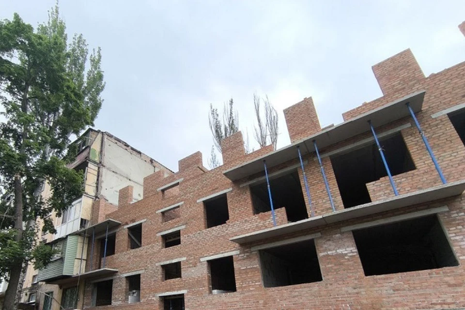 В Мариуполе по улице Зелинского восстанавливают жилой дом. Фото: «РКС-НР»