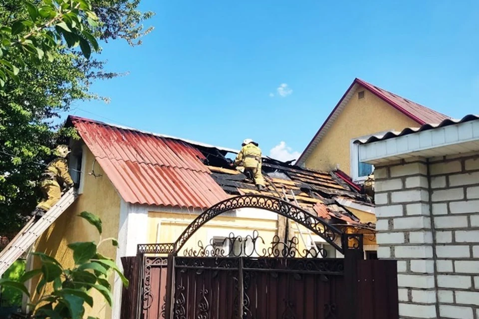 В поселке Малая Вергунка на улице Южная горела крыша частного дома семьи из Луганска. Фото - МЧС ЛНР