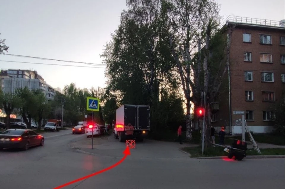 В Сыктывкаре водитель фургона заехал на тротуар и снёс светофор. Фото: ГИБДД Коми.