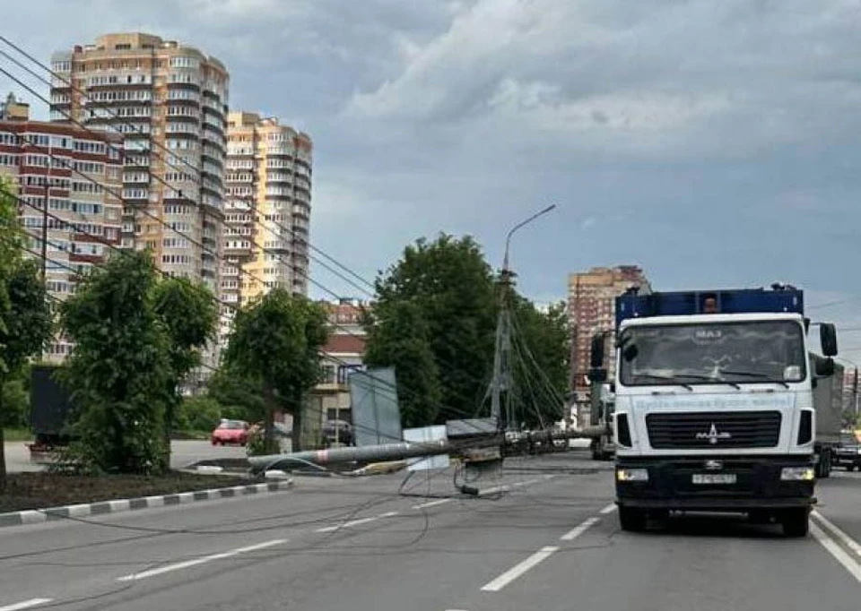 На проспекте Ленина в Туле сбили опору линии электропередачи. Фото: «Т а к и ж и в ё м».