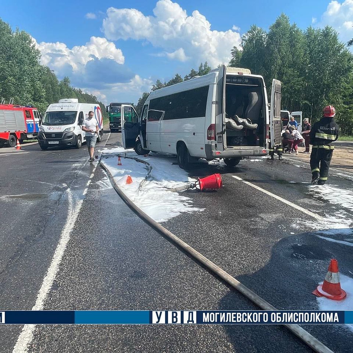 Маршрутка и трактор столкнулись под Бобруйском, девять человек попали в  больницу - KP.RU