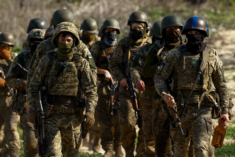 На Украине женщина укусила полицейского, чтобы спасти сына от мобилизации.