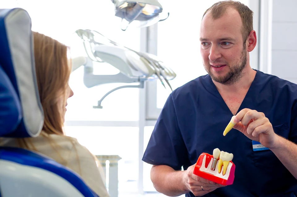 В сети стоматологических клиник «Белый кит» возвращают эстетичную улыбку за один визит к врачу.