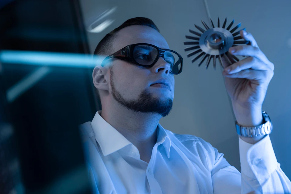 Инженеры создают необходимые детали с помощью 3D-печати. Фото: «Газпром нефть».