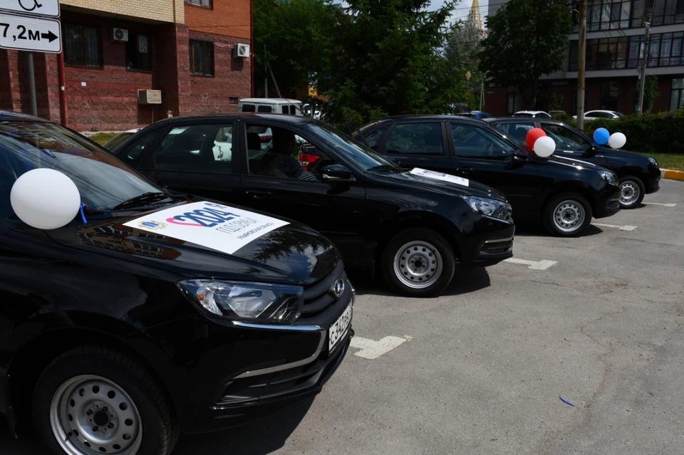 Районные отделения соцзащиты Ульяновской области получили новые автомобили. ФОТО: тг-канал Дмитрия Батракова