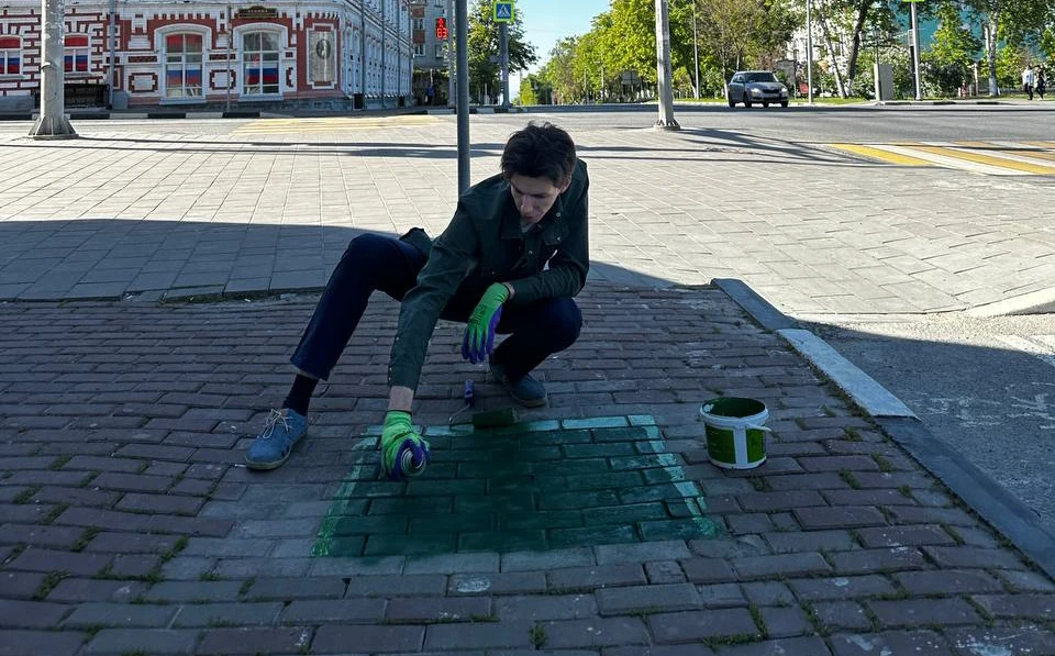 Ульяновского урбаниста оштрафуют на зеленые квадраты на брусчатке на Гончарова | ФОТО: телеграм-канал USMANOV URBANUL