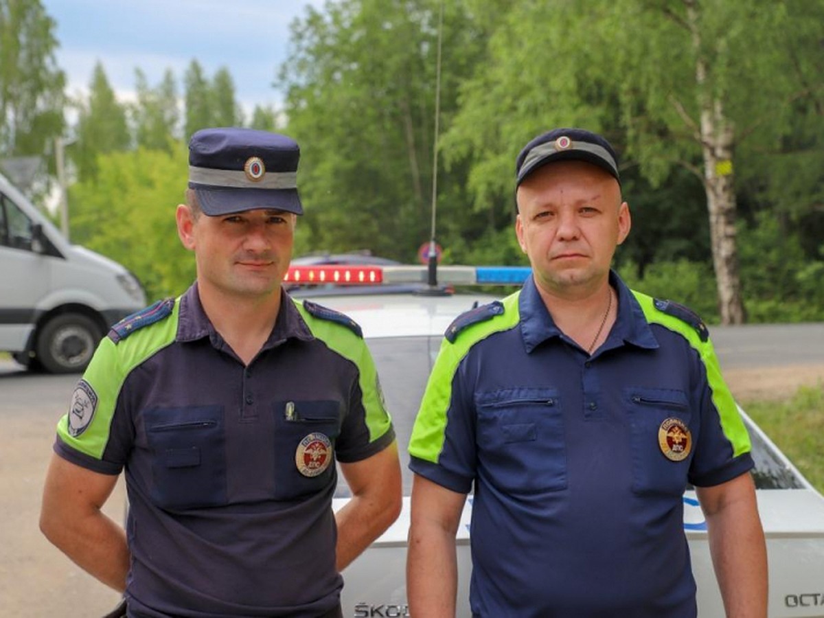 Псковские полицейские помогли спасти жизнь проглотившему монету ребенку -  KP.RU