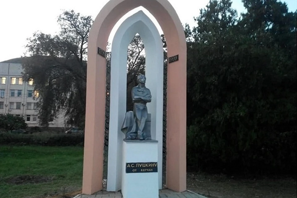Самый маленький памятник Пушкину находится в Керчи