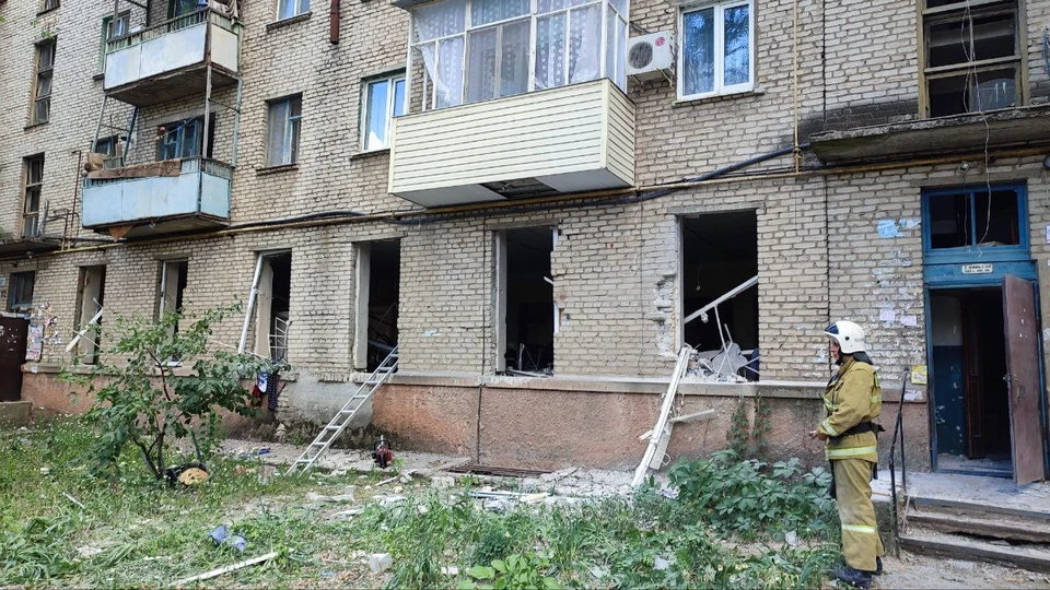 свыше десяти многоэтажек в Луганске пострадали от обстрела.
