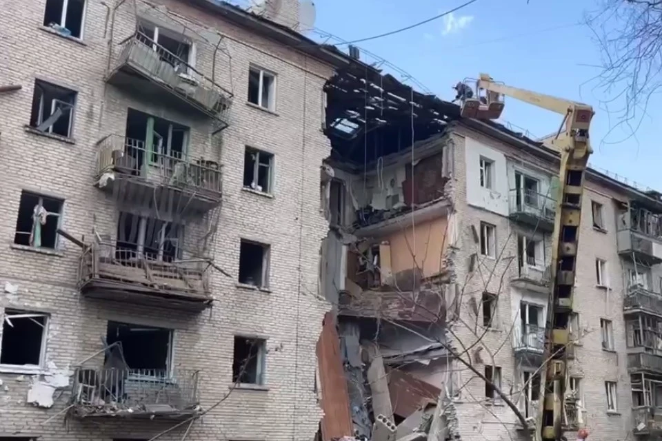 МЧС: Более 110 человек разбирают завалы разрушенного ВСУ дома в Луганске, фото: МЧС России
