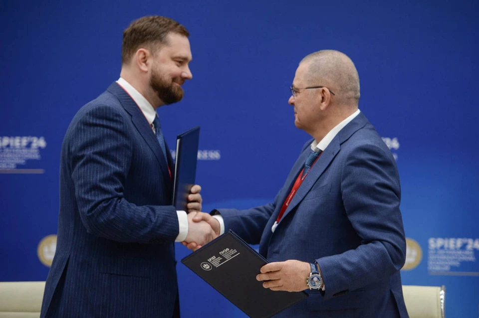 Игорь Баринов (слева) и Андрей Грачев (справа) во время подписания соглашения. Фото Александра Антонова