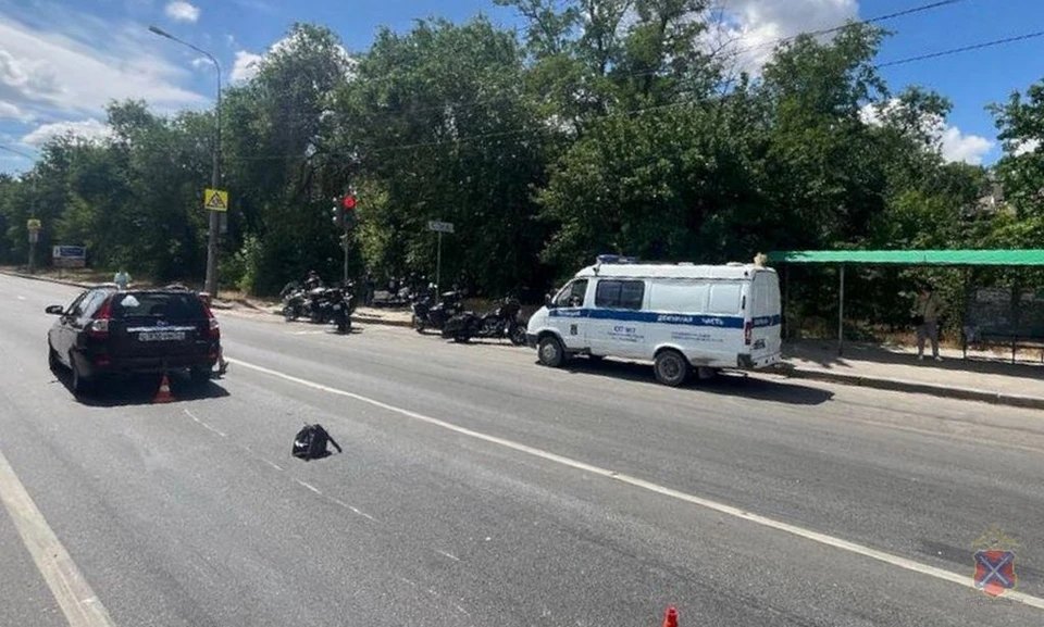 ДТП с мотоциклистом в Кировском случилось утром на светофоре.