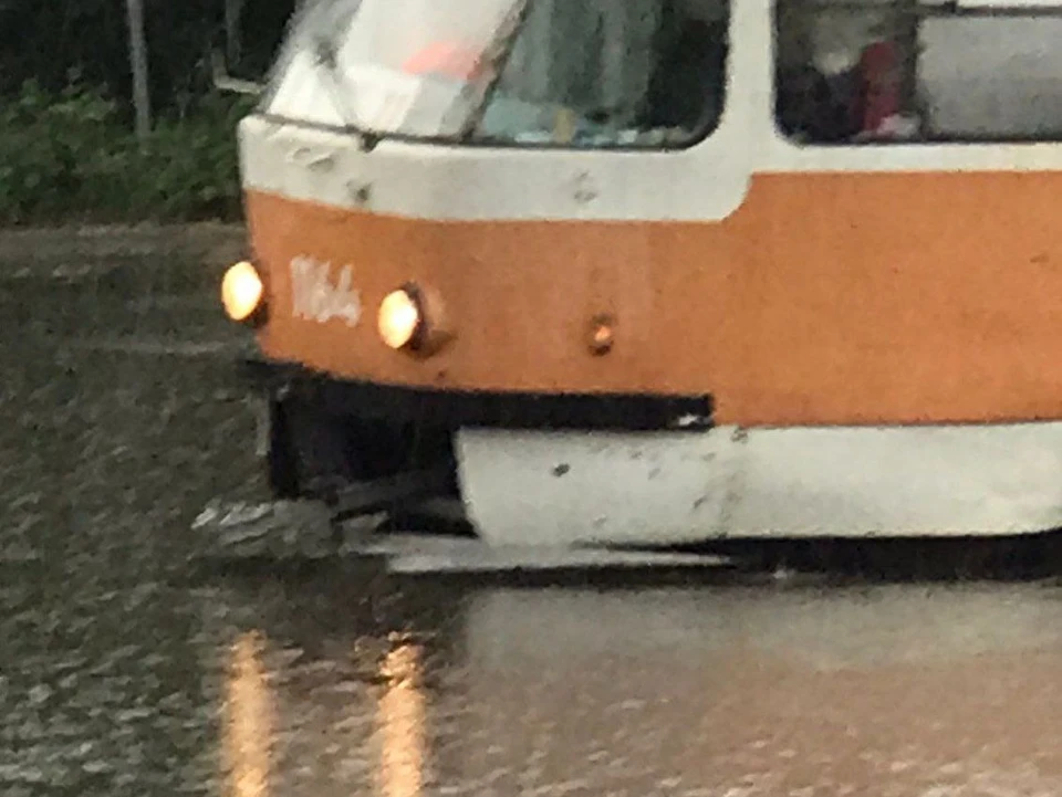 Из-за большого скопления воды в Ульяновске трамваи не могут доехать до конечной остановки. Фото Ульяновскэлектротранс