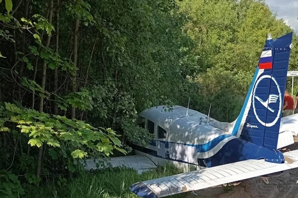 В подмосковном Лыткарине самолет аварийно приземлился на обочину дороги
