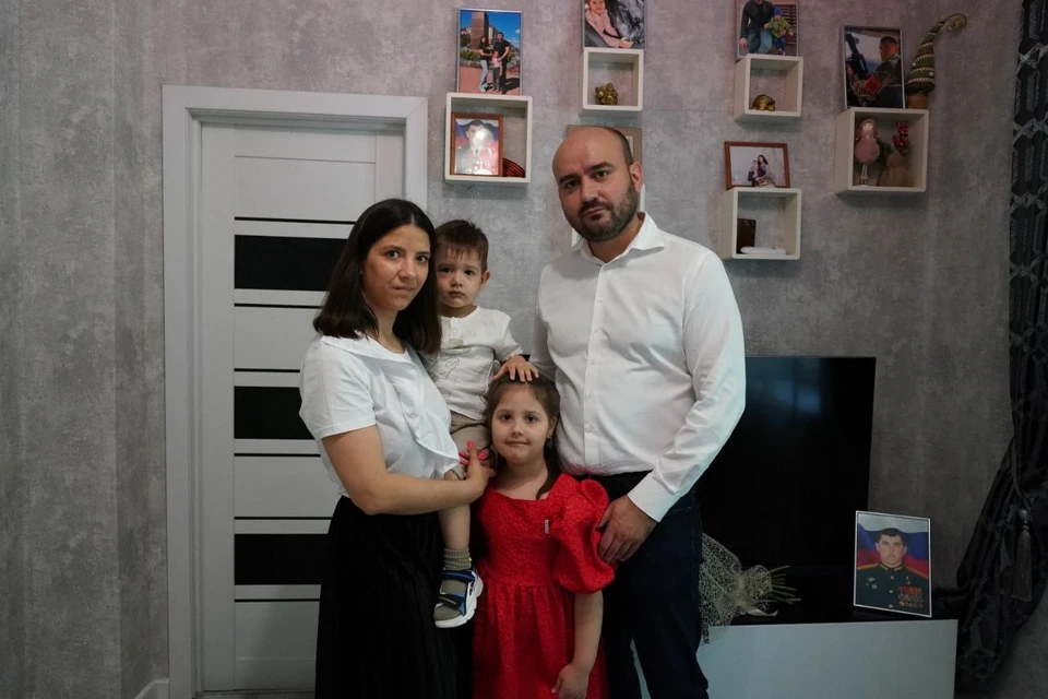 Вячеслав Федорищев вручил семье подарки и узнал, какая помощь требуется.