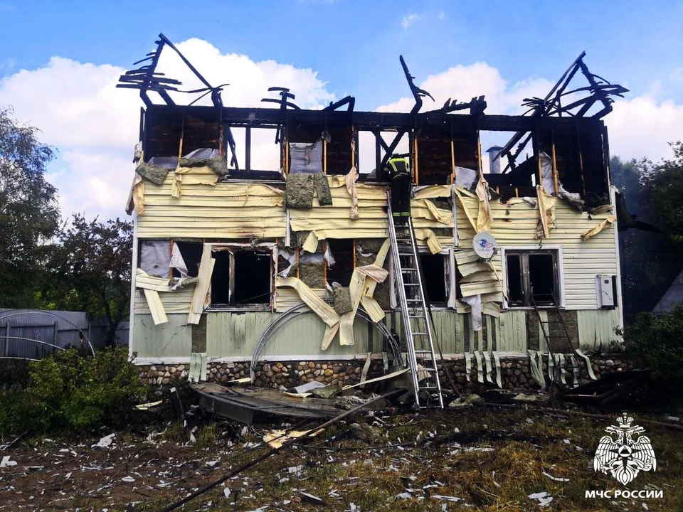 Огонь уничтожил частный дом на улице Приднепровской в Смоленске Фото: ГУ МЧС России по Смоленской области