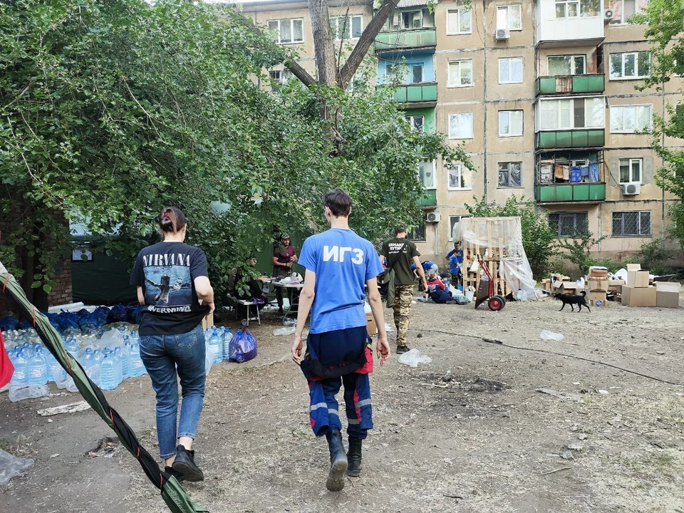 Волонтеры развернули штаб помощи у пострадавшего после обстрела ВСУ дома