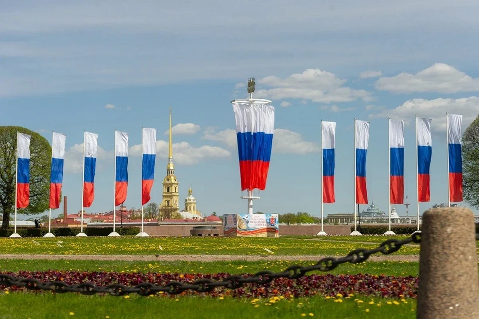Петербуржцев поздравили с Днем России.