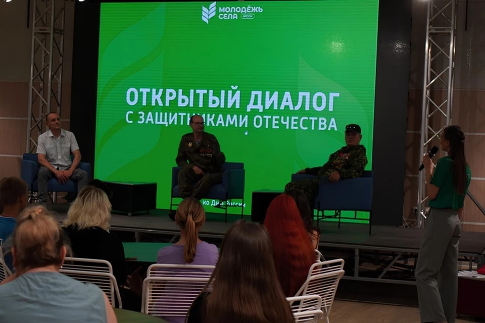 Представители «Защитников Отечества» ДНР провели встречу с молодежью Волновахи. Фото: Защитники Отечества