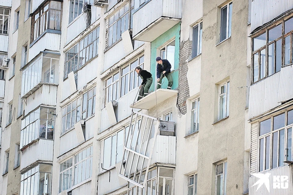 Жители сообщили, что капитальный ремонт в их доме был проведён ненадлежащим образом, а виновные до сих пор не наказаны.