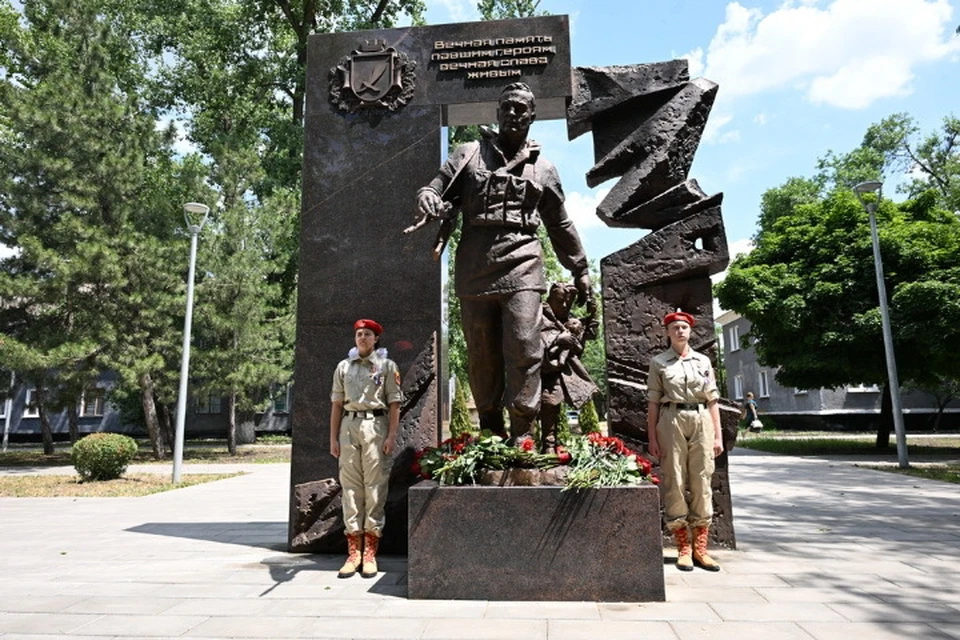 Памятник «Героям необъявленной войны» сделан из бронзы и гранита. Фото: АГ ДНР