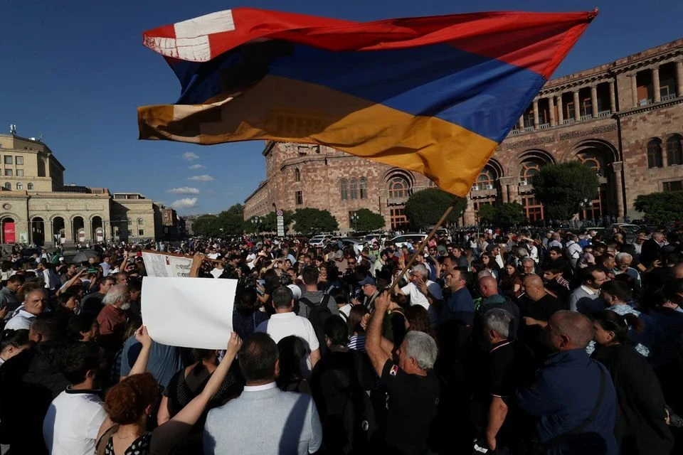 В Армении полиция начала применять светошумовые гранаты в отношении протестующих