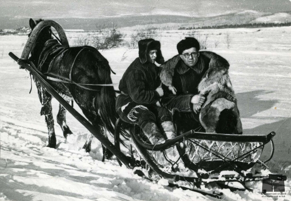 Поэт И.Д. Рождественский (справа) в санях. 1953. Фото: КККМ