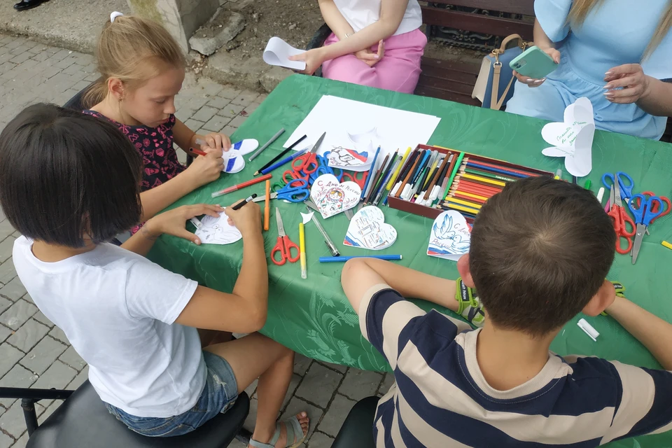 Дети делали душевные открытки для наших бойцов.