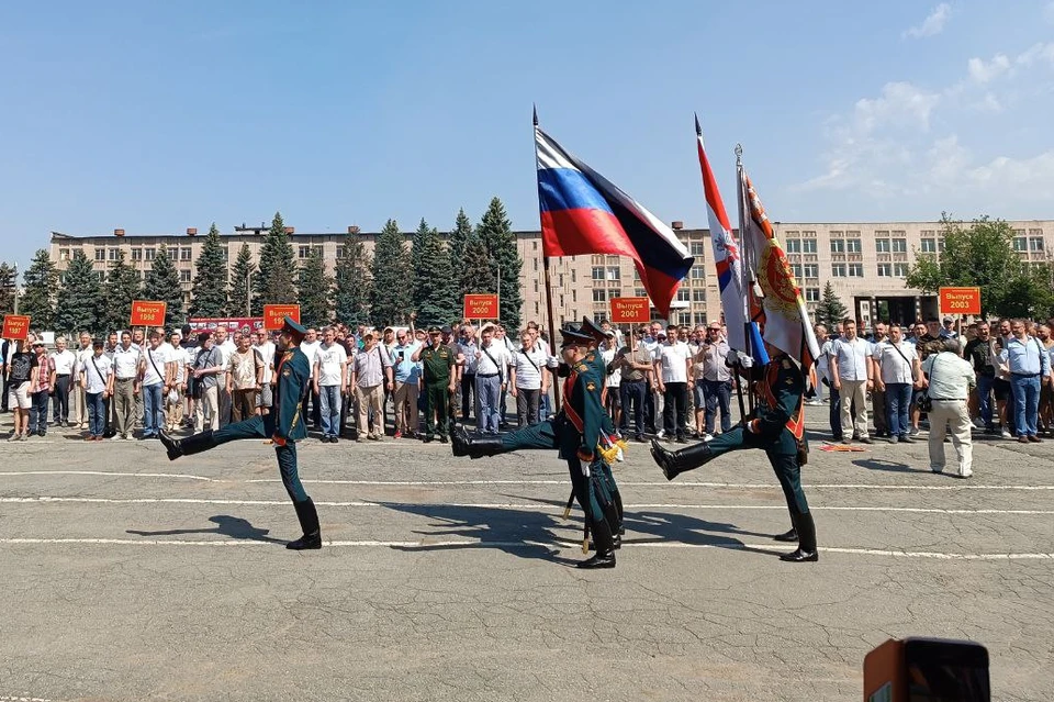 Выпускники училища разных лет приняли участие в торжественном построении на плацу, где когда-то маршировали, будучи юными курсантами.