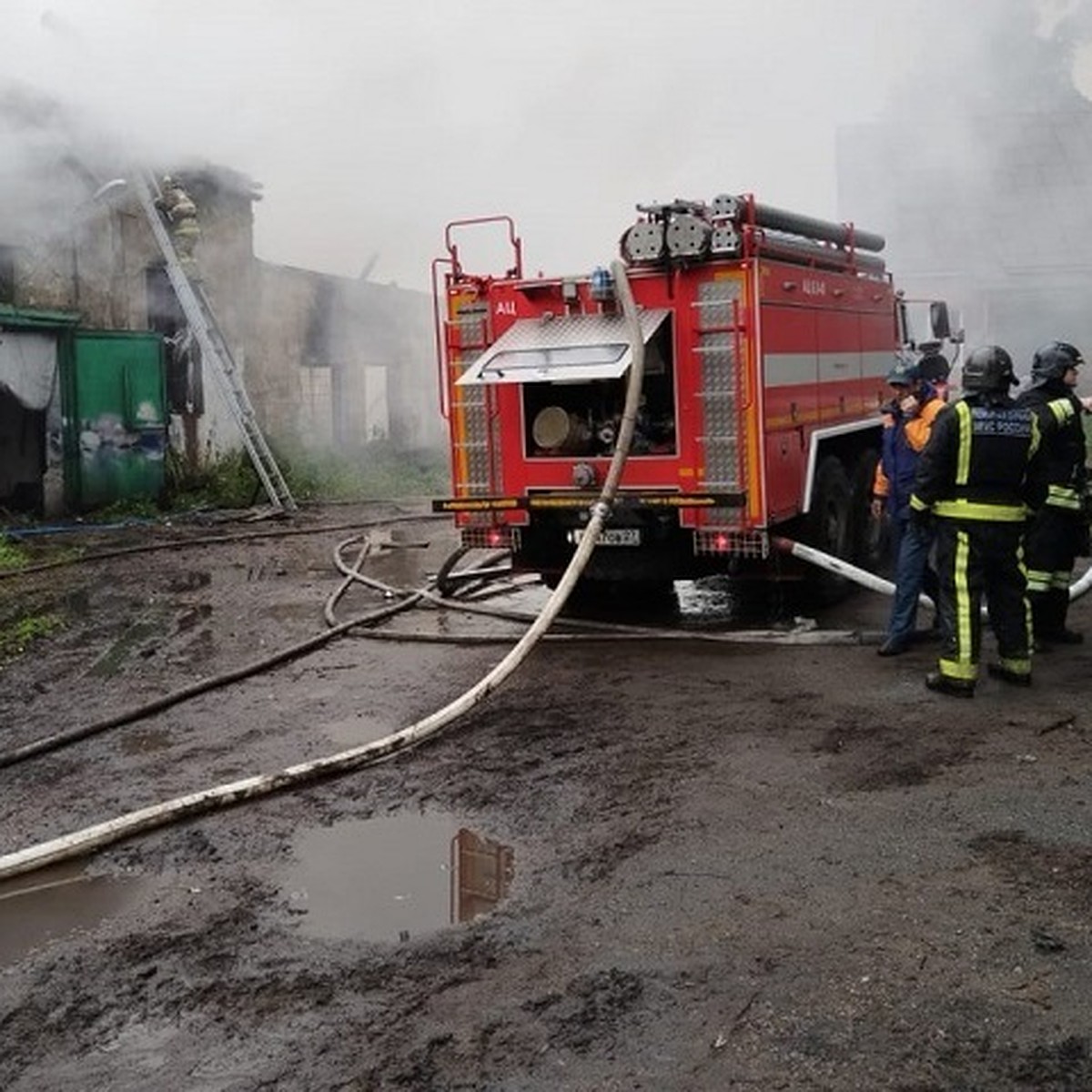 Пожарные спасали автомобили из огня: производственный гараж загорелся в  Хабаровске - KP.RU