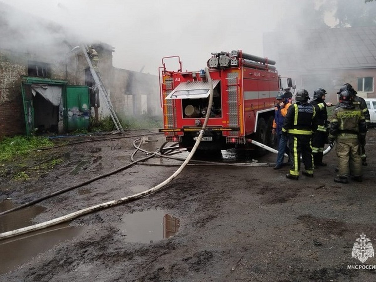 Пожарные спасали автомобили из огня: производственный гараж загорелся в  Хабаровске - KP.RU