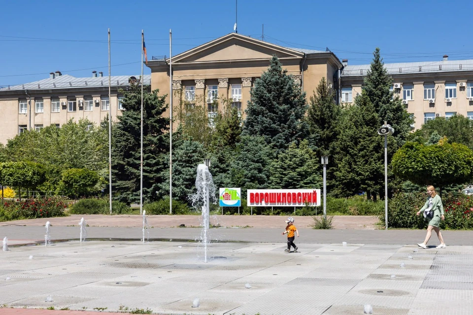 Горожане ищут спасения от жары в бетонной коробке.