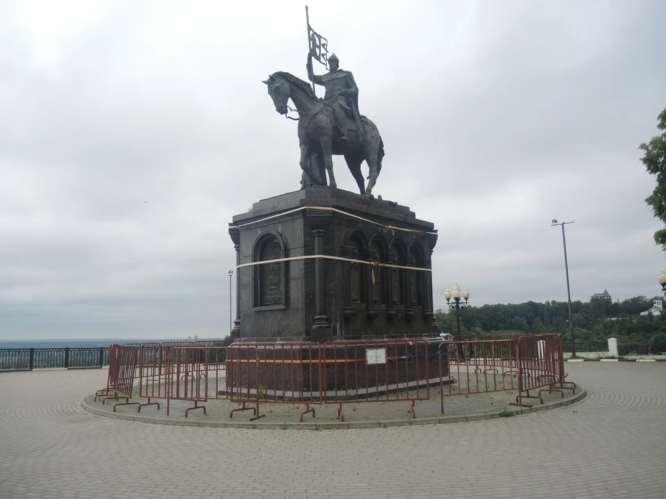 Памятник укрепили еще сильнее.
