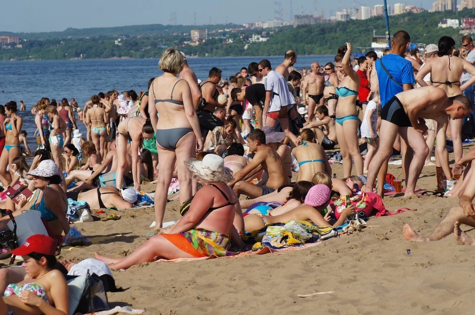 Вода в Волге хоть немного помогала жителям справляться с жарой