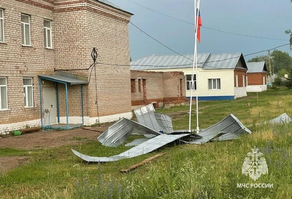 В выходные ураган вновь доставил жителям региона проблемы. Фото: МЧС России по РБ