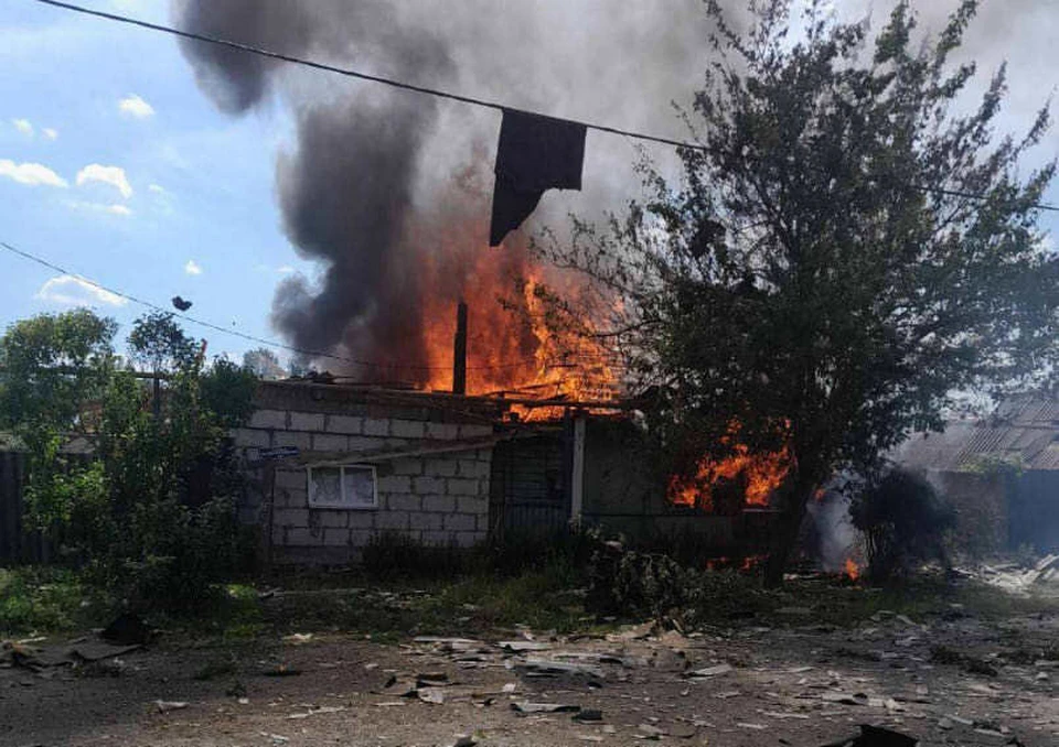 Один дом сгорел и еще восемь повреждены после атаки ВСУ в Белгородской области. Фото: Telegram-канал Вячеслава Гладкова