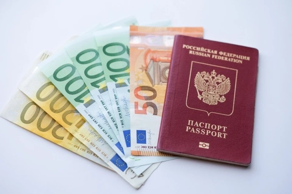 Отдыхающих, которые собираются провести отпуск за границей, просят проверять загранпаспорта.