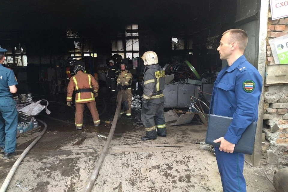 Прокуратура Новосибирской области организовала проверку по факту возгорания складского помещения в Оби. Фото: МЧС НСО.