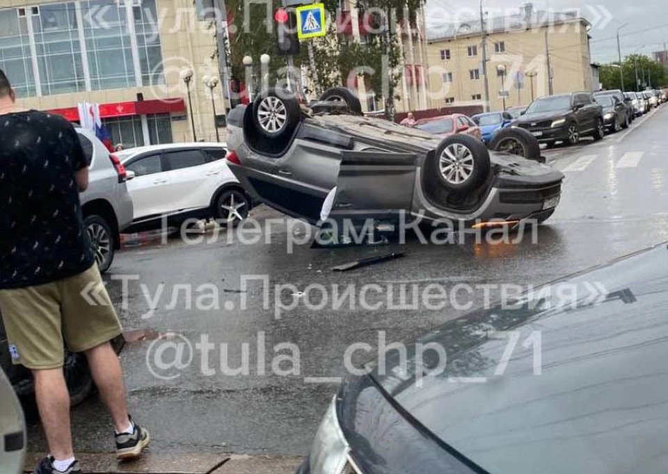 В центре Тулы возле цирка перевернулся автомобиль. Фото: «Тула. Происшествия».