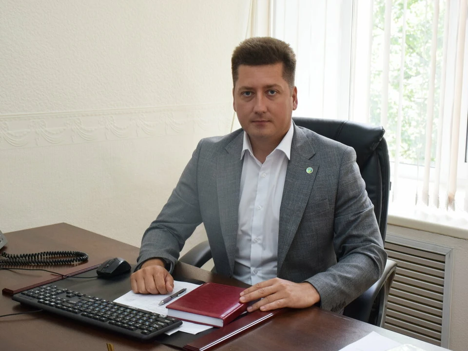 По специальности Антон Долгов - юрист