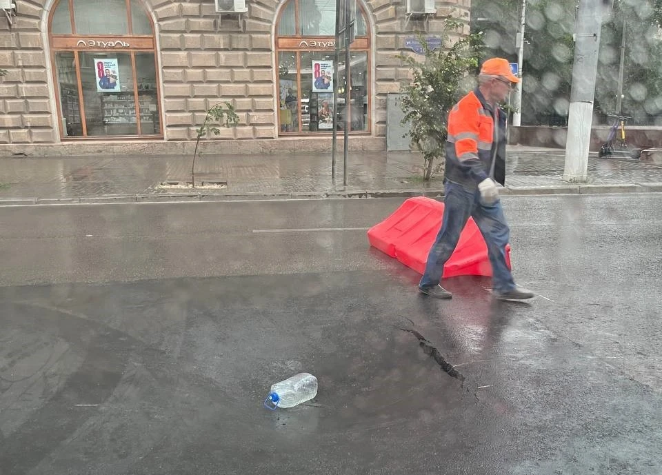 В асфальте снова провал.