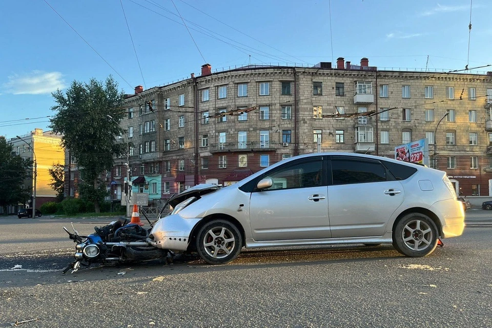 В Новосибирске иностранец сбил молодого парня на мотоцикле