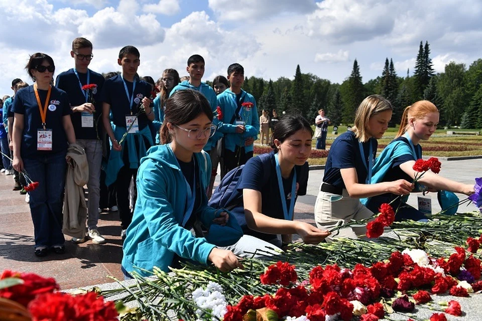 Скульптурную композицию «Пионерам освоения Колымы и Чукотки» обновили в Магадане